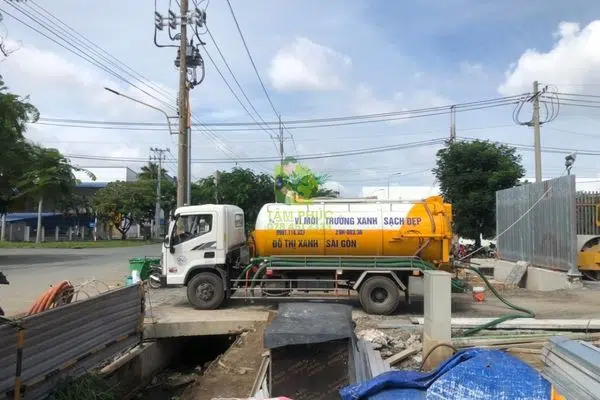 Hút hầm cầu tại Bình Phước - 0 phát sinh chi phí, BH 5 năm 7 Hút hầm cầu tại Bình Phước bằng xe bồn chuyên dụng
