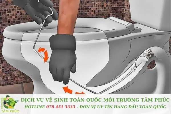 Bước 3 – Tiến hành thông nghẹt bằng máy chuyên dụng