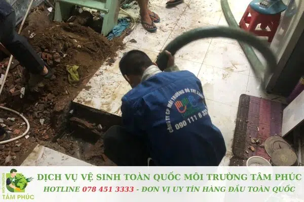 Khách hàng trải nghiệm thông cống nghẹt tại Bình Phước