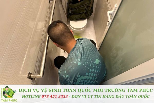 Cách tự thông bồn cầu nghẹt đơn giản tại nhà