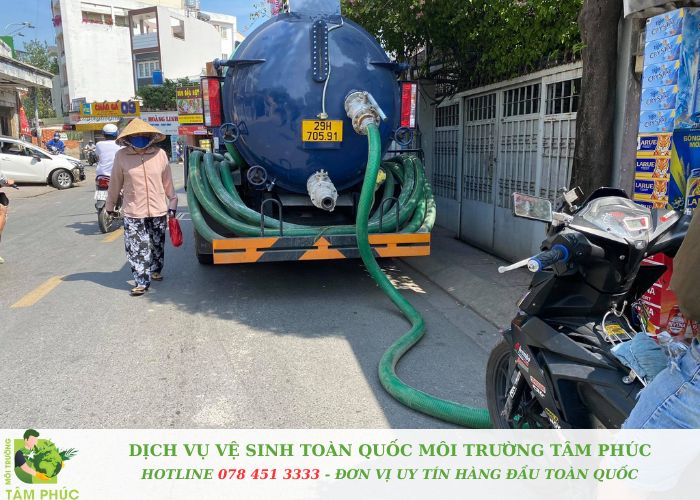 Hút bể phốt tại Gia Lâm Sạch - Rẻ - BH 5 năm 4 Hút bể phốt tại Gia Lâm bằng phương pháp chân không