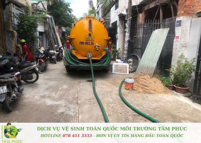 Hút bể phốt tại Hà Nội - Xử lý triệt để, BH 60 tháng 7 Hút bể phốt tại Hà Nội bằng xe bồn chuyên dụng nhiều kích cỡ