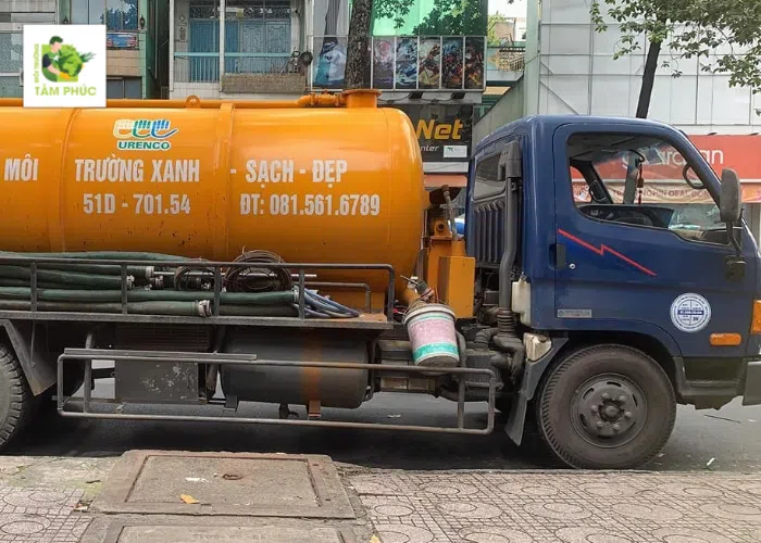 Hút hầm cầu tại TPHCM giá từ 300k/1m3, 15P có mặt, BH 5 năm 27 Orange waste collection truck parked