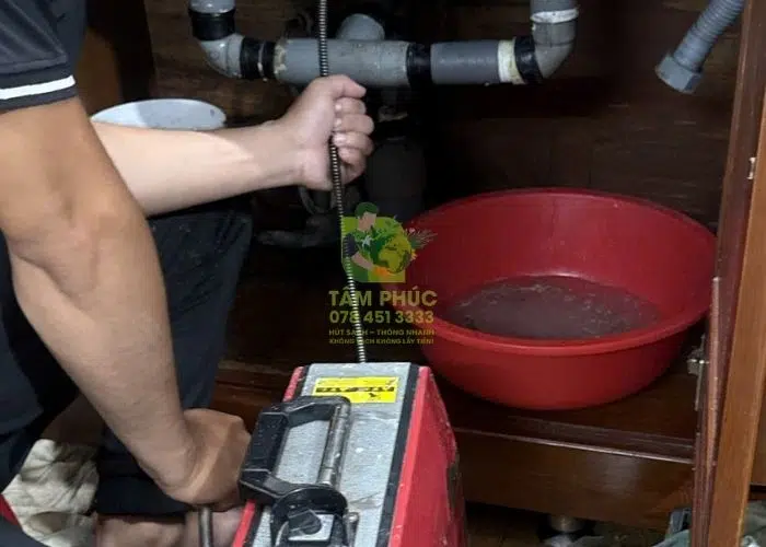 Thông cống nghẹt tại Quận 5 - Sạch sâu 100%, BH 1 năm 2 Hình ảnh thực tế triển khai dịch vụ thông cống nghẹt tại Quận 5 của đơn vị uy tín Tâm Phúc