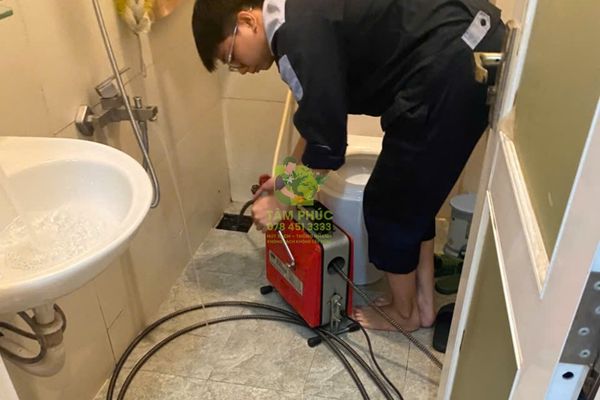 Hình ảnh thực tế triển khai dịch vụ thông cống nghẹt tại Quận 5 của đơn vị uy tín Tâm Phúc