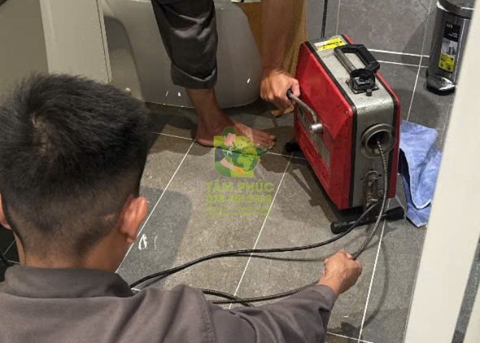 Thông Cống Nghẹt Tại Quận Phú Nhuận Uy Tín – Phục Vụ 24/7 1 Hình ảnh thực tế triển khai dịch vụ thông cống nghẹt tại Quận Phú Nhuận của Môi Trường Tâm Phúc