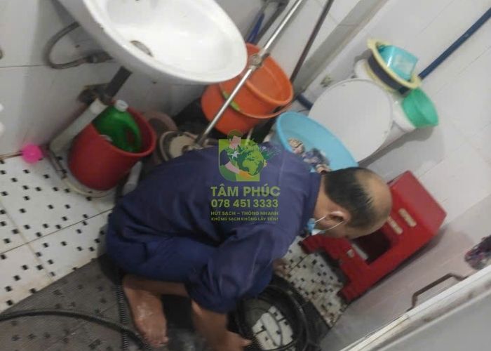 Hình ảnh thực tế triển khai dịch vụ thông cống nghẹt tại Quận Phú Nhuận của Môi Trường Tâm Phúc