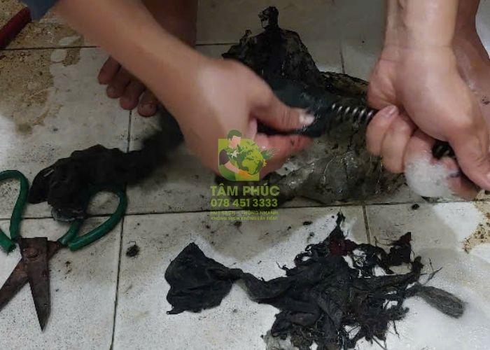 Hình ảnh thực tế triển khai dịch vụ thông cống nghẹt tại Quận Phú Nhuận của Môi Trường Tâm Phúc