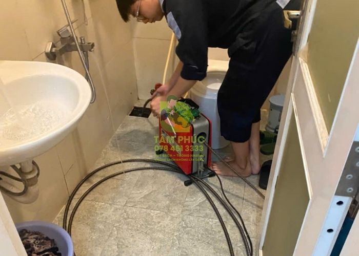 Hình ảnh thực tế triển khai dịch vụ thông cống nghẹt tại Quận Phú Nhuận của Môi Trường Tâm Phúc
