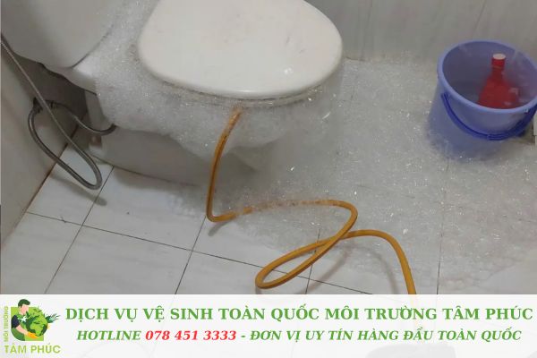 Thông bồn cầu nghẹt tại Núi Cấm