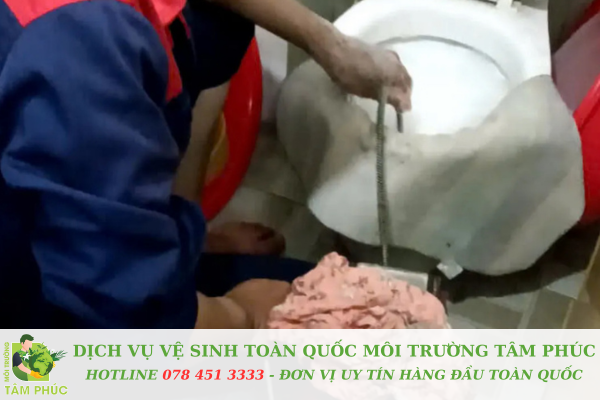Thông tắc bồn cầu tại Cô Tô