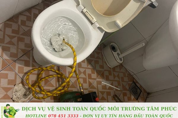 Thông bồn cầu nghẹt tại U Minh Thượng