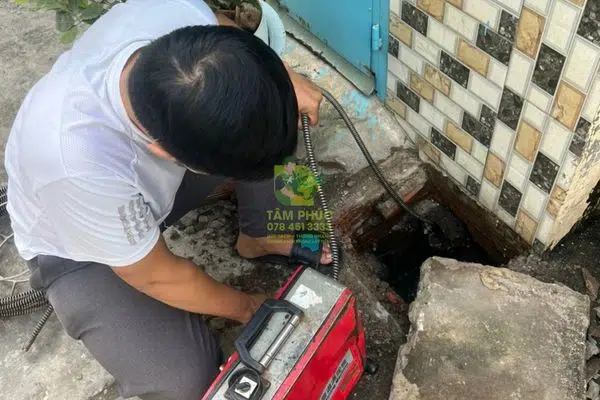 Thông tắc cống tại Bình Giang