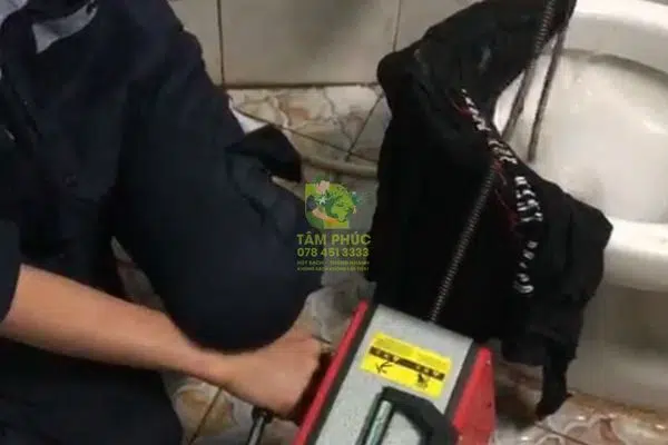 Thông bồn cầu nghẹt tại Cẩm Châu Quảng Nam – Xử lý 1 lần, BH 12T 7 thong-bon-cau-nghet-tai-cam-chau-5