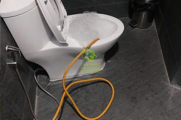 thong-bon-cau-nghet-tai-thi-xa-hong-linh-2