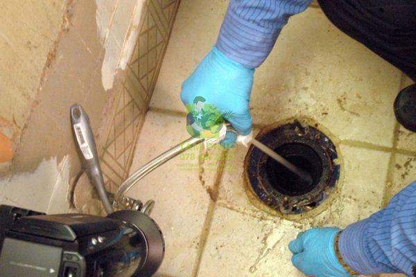 Thông cống nghẹt tại Ngã Năm