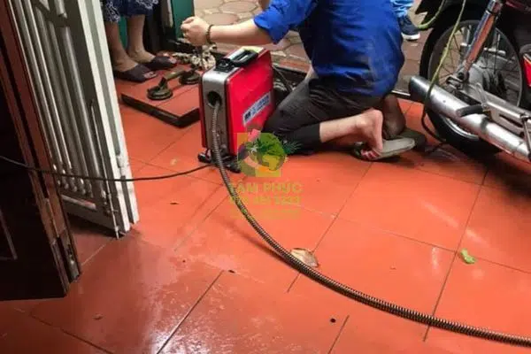 Thông cống nghẹt tại Ngã Năm