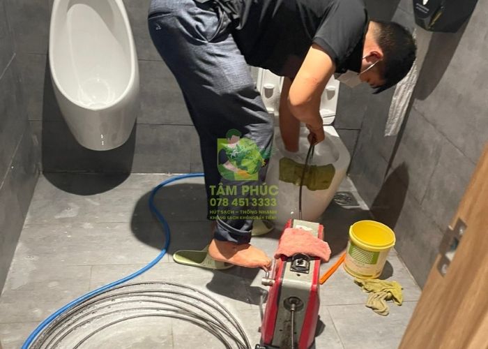 Thông bồn cầu nghẹt khẩn cấp, phục vụ 24/7, BH 1 năm 13 thong-bon-cau-5