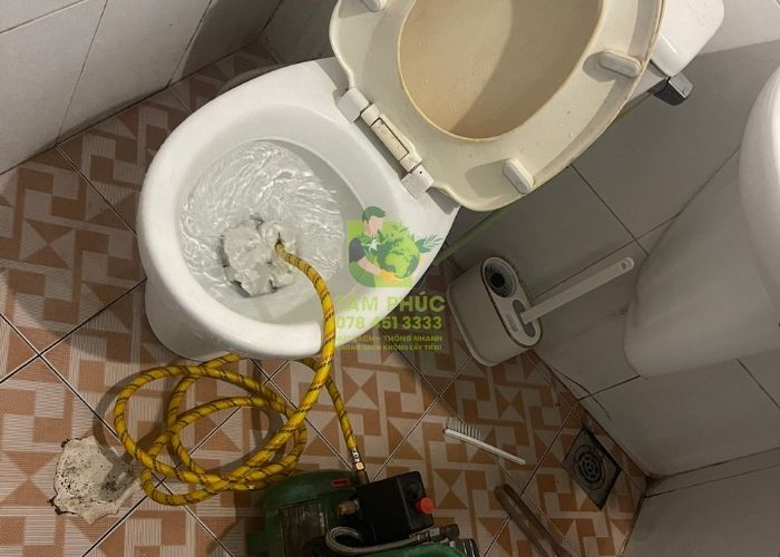 Thông bồn cầu nghẹt khẩn cấp, phục vụ 24/7, BH 1 năm 4 thong-bon-cau